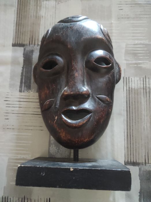 Estatuetas africanas e quadro