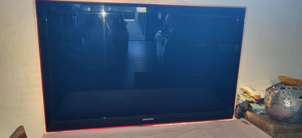 Duas TVs para peças