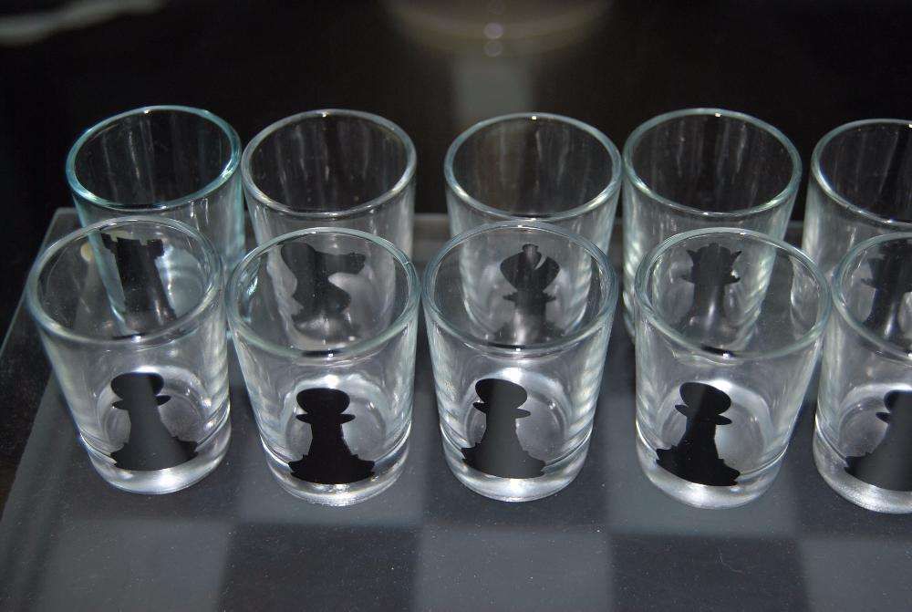 Tabuleiro de xadrez com copos