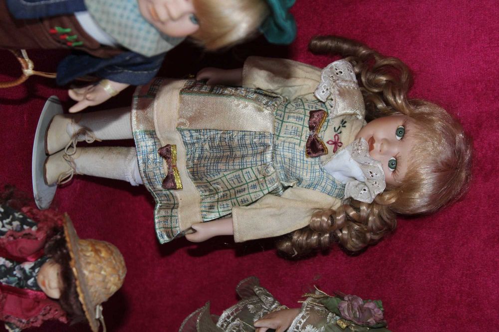 Kolekcjonerska lalka porcelanowa na stojaku"