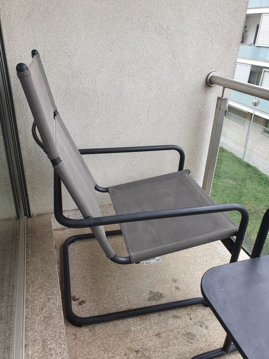 Conjunto exterior – 2 poltronas + mesa de apoio em metal e tecido resi