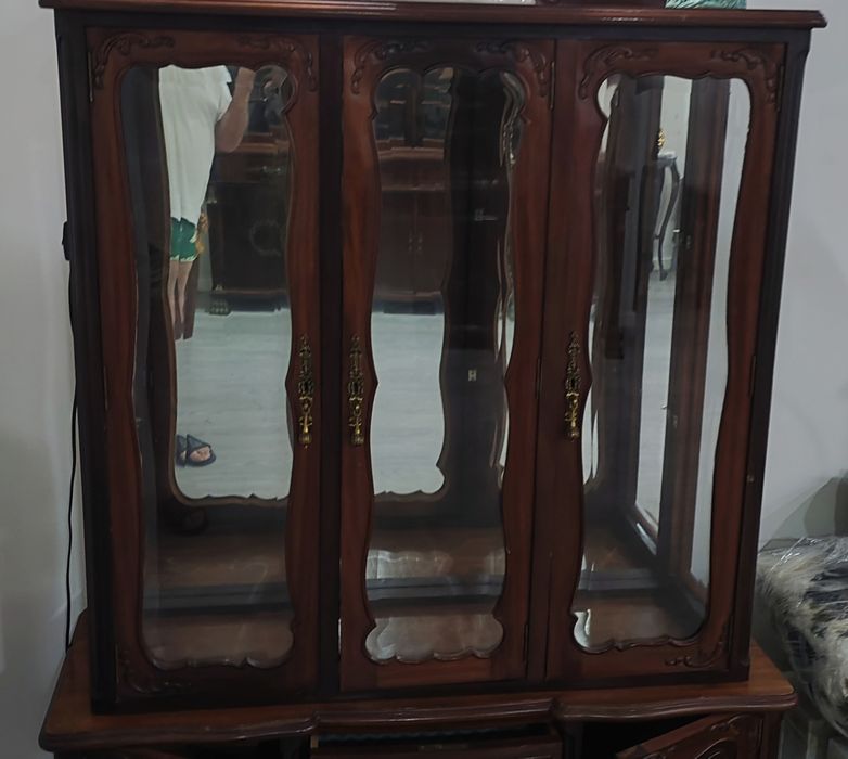 Cristaleira QUEEN ANNE, Vidro Biselado, 2 Espelhos. 120 X 43 x 176cm.