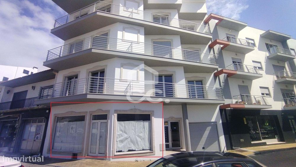 Loja com 200m2 de área no centro da Vila de Pataias-Alcobaça.