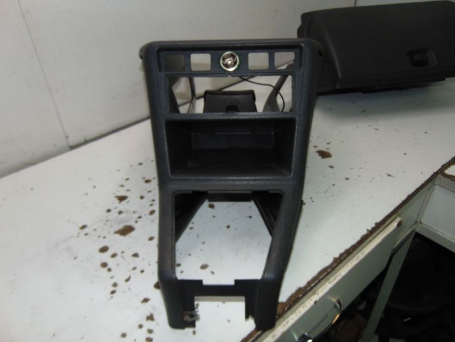 Peugeot 305 consola central/porta luvas