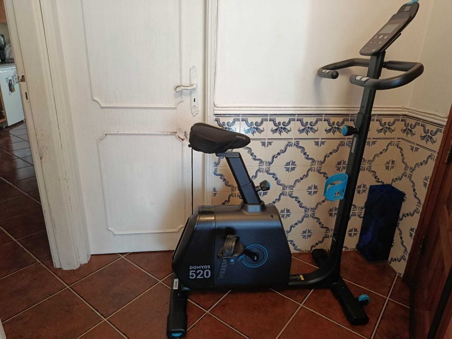 Bicicleta estática EB520 Autoalimentada e Conetada às aplicações de coaching