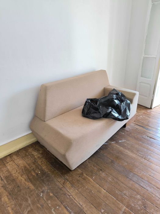 Colchão, cama, cómoda e sofá