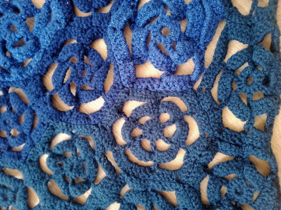 Chusta narzutka trójkątna handmade ręcznie robiona szydełko granatowa