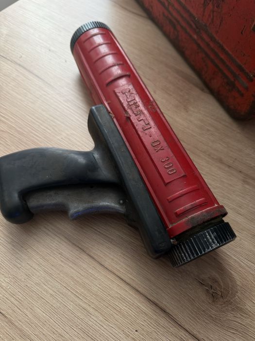 pistolet do osadzania gwozdzi osadzak gwozdziarka Hilti Dx300