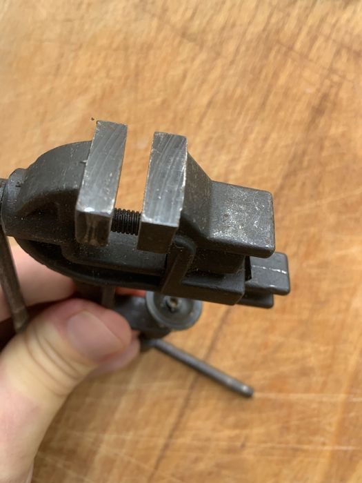 Тиски в упаковке ключ гаичный, ,отвертки , паяльник, ножовки