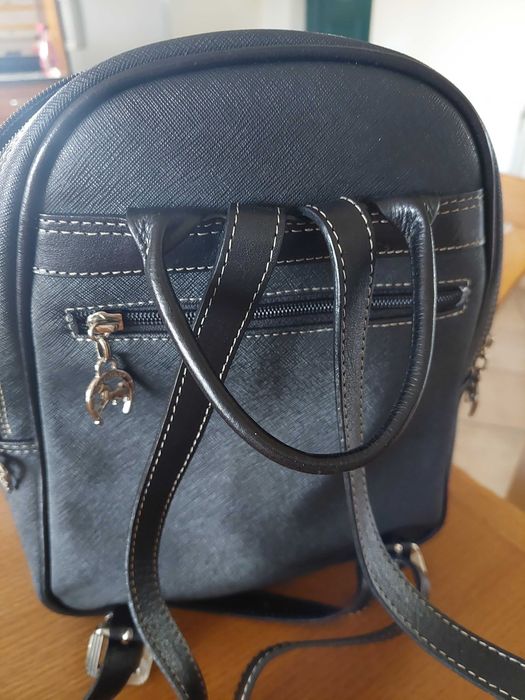 Mochila preta e beje marca Cavalinho