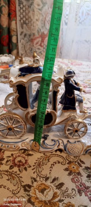 Фарфоровая статуэтка карета
