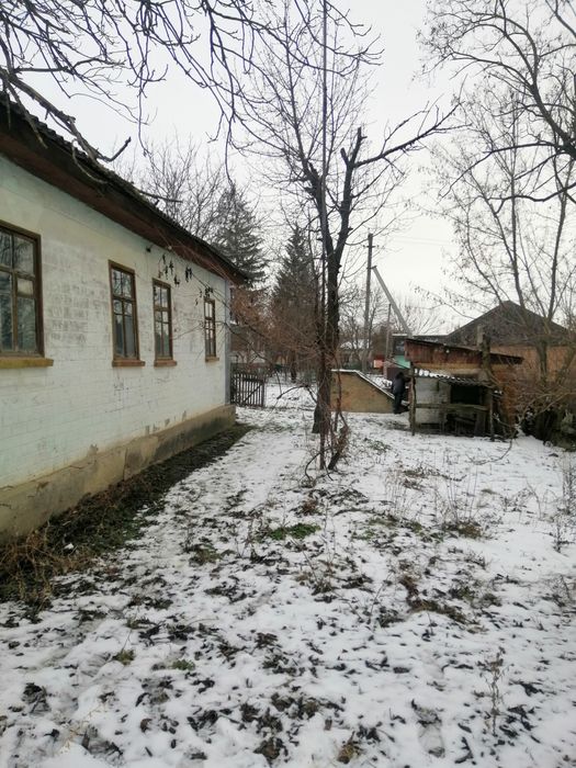 Продам  будинок в центрі села.