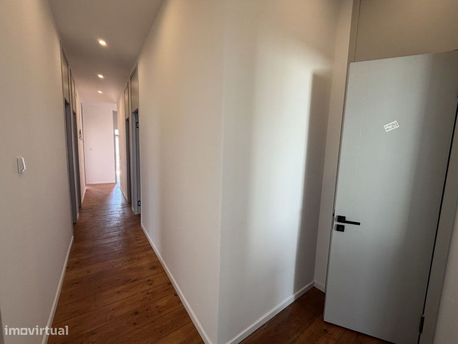 Venda de Apartamento com 7 assoalhadas na Avenida Almirante Reis
