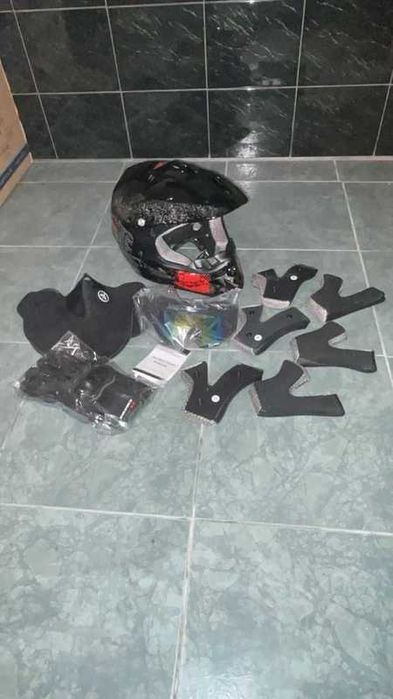 kask motocrossowy z akcesoriami