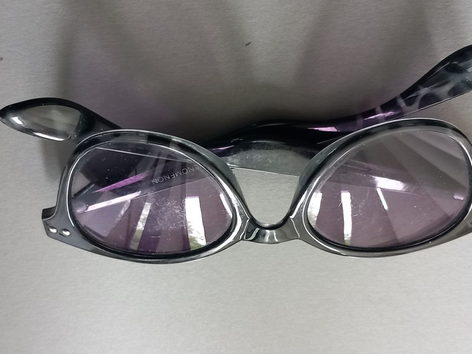 Sprzedam damskie okulary przeciwsłoneczne.