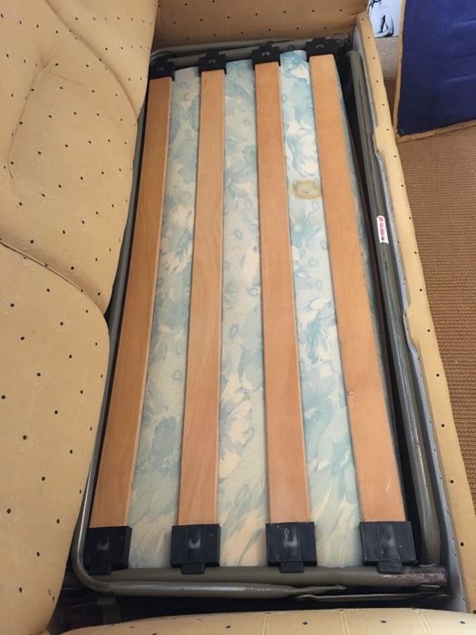 Sofá- cama de 3 lugares beije (como novo)