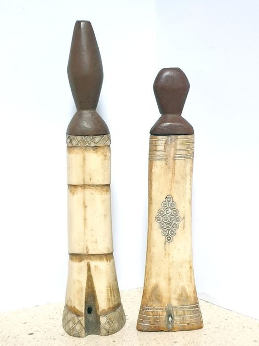 Antigos frascos de medicina africana em osso de bufalo e madeira