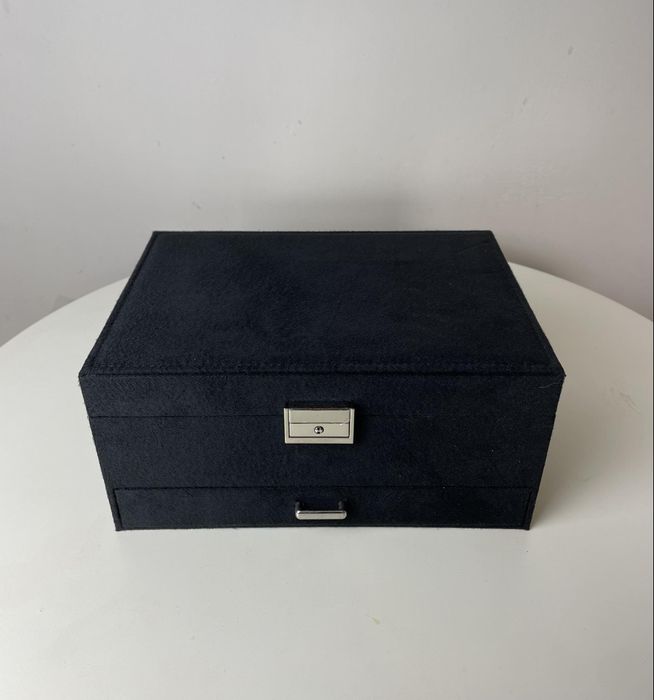 Elegancki czarny kuferek szkatułka na biżuterię