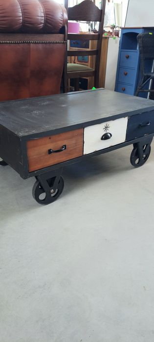 Stolik kawowy na kółkach