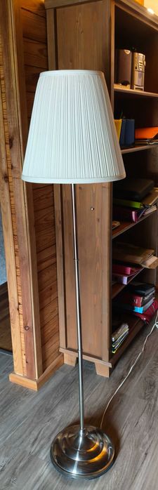 Candeeiro de pé alto