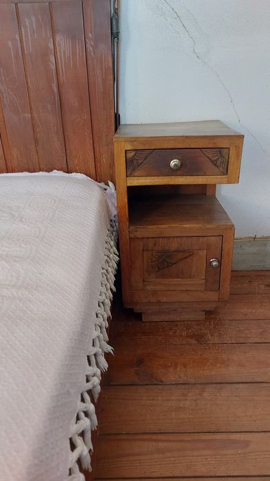 Cama de solteiro e mesa de cabeceira antiga