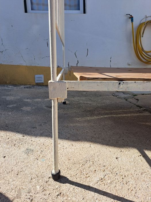 Cama de ferro antiga