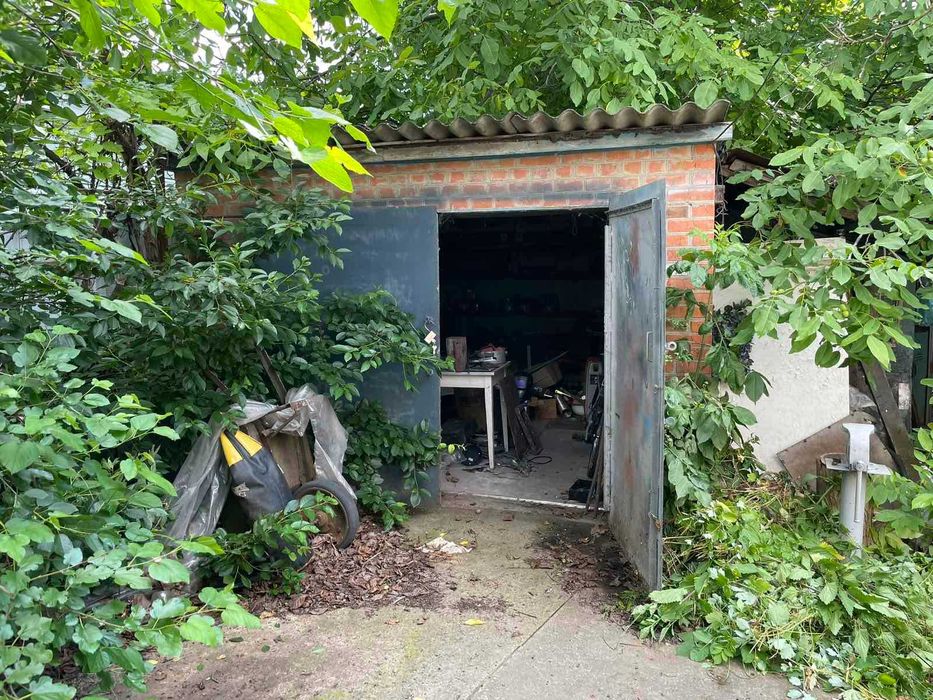 Пів будинку біля річки, вул. Шевченко