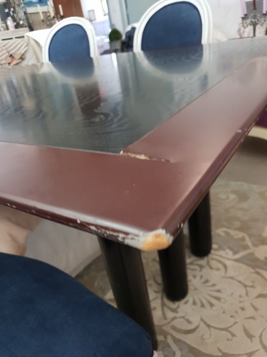 Mesa de madeira maciça laquada