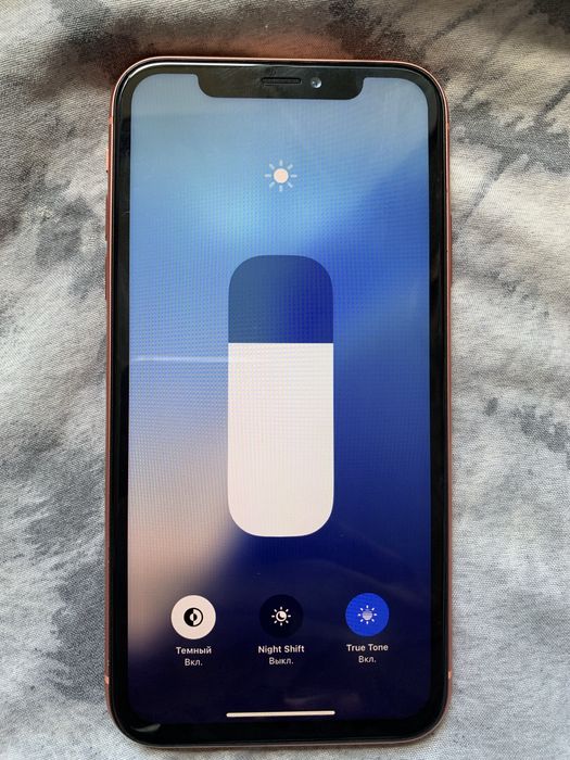 Продам своей девушки айфон XR в хорошом состаяние