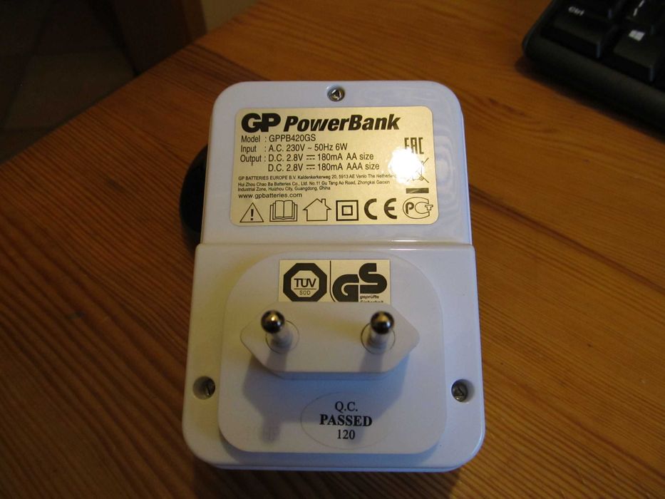 GP PB420GS - ładowarka akumulatorów AA/AAA
