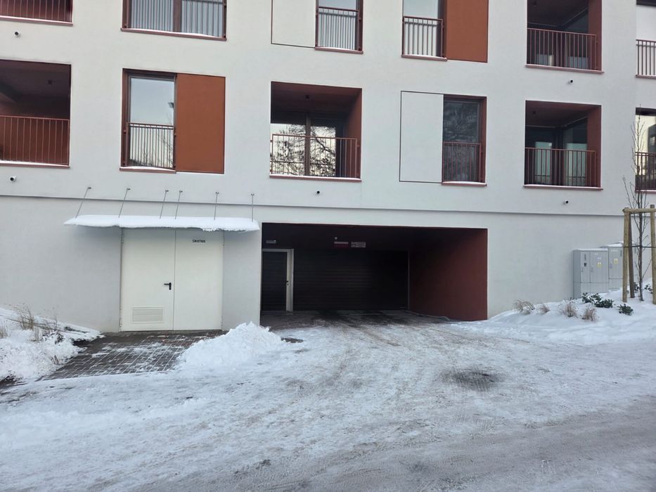 Miejsce postojowe z pomieszczeniem gospodarczym