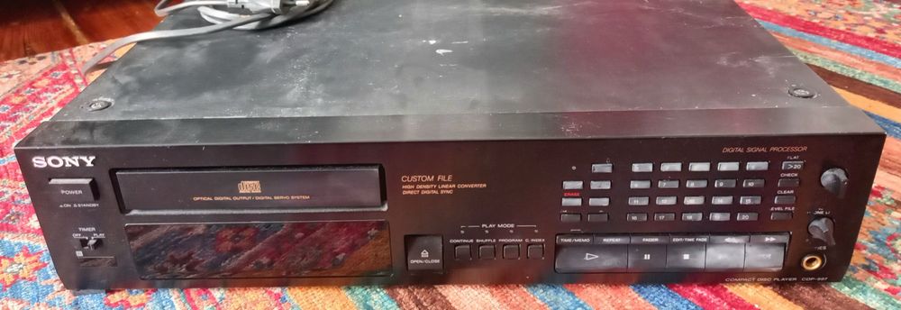 Sony CDP-997 + Sony CDP-X222ES (leitores de CD) - avariados, venda em conjunto ou separado