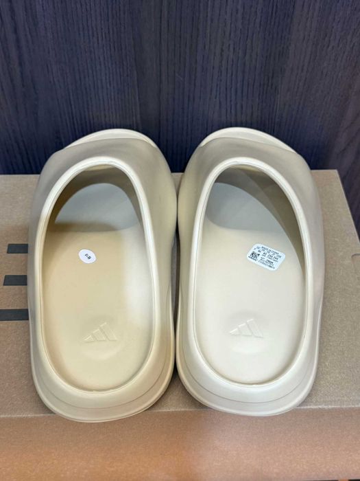 Biały kapcie Adidas Yeezy 39
