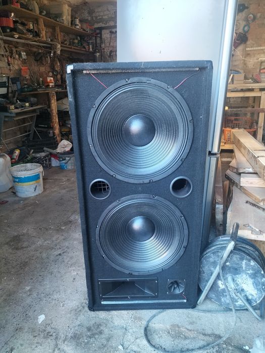 Widoczny na zdjęciu przedmiot to pasywna kolumna głośnikowa marki Elec