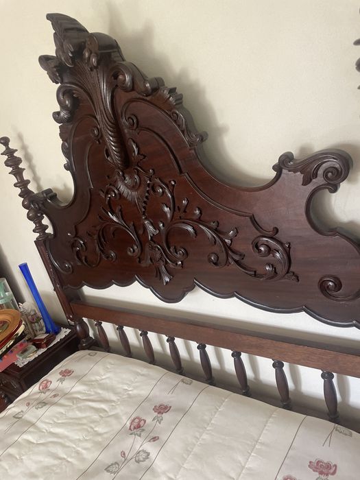 Cama casal e medinha de cabeceira