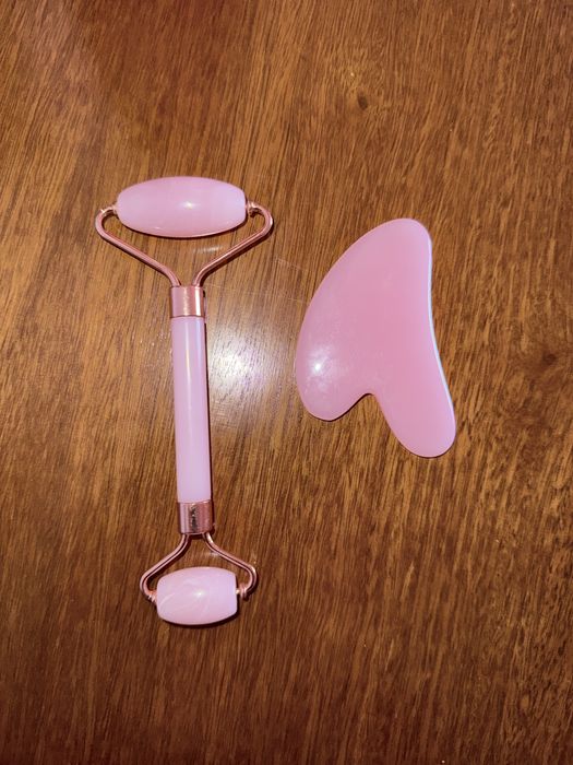 Kit Rolo Facial + Gua Sha Quartzo Rosa - Como Novo