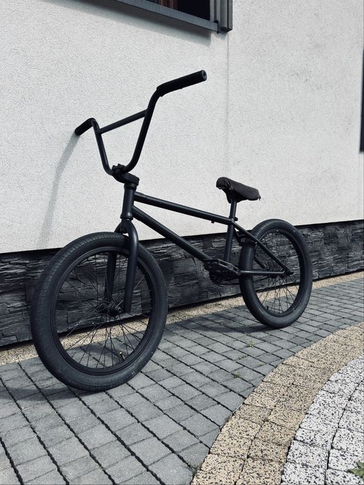 Czarny rower bmx