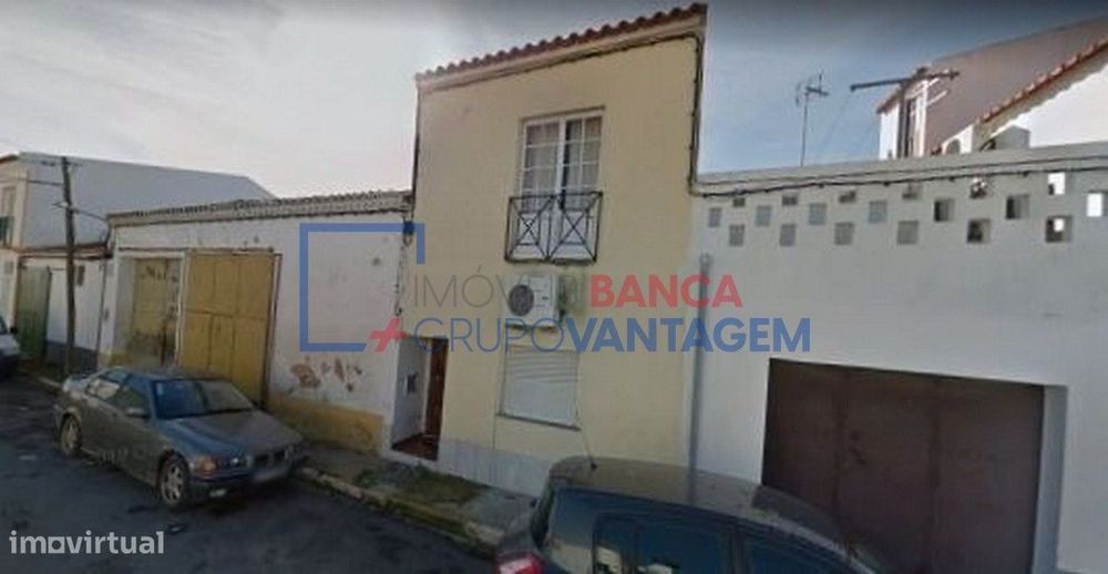 Moradia T3 em banda, 120m2, com logradouro e terraço, no centro de ...