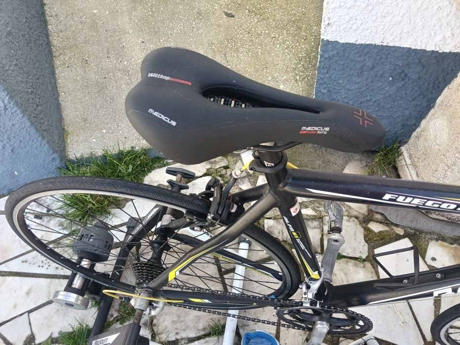 Bicicleta ciclismo com suporte