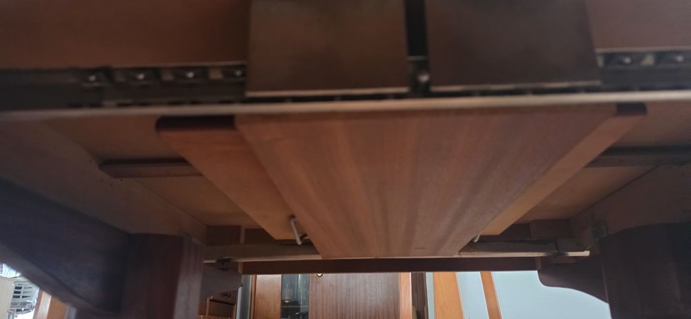 Mesa de sala em madeira maciça