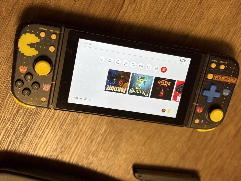 Nintendo Switch Hori Pac-Man + Joy-Con Charging Grip