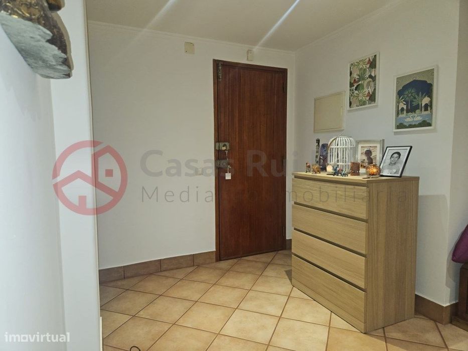 Apartamento T4 transformado em T2, com vista rio