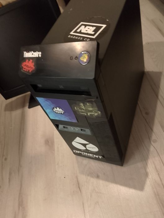 komputer+monitor+okablowanie