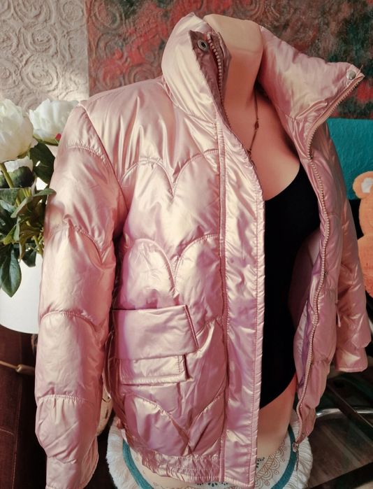 Błyszcząca różowa pikowana kurtka damska.