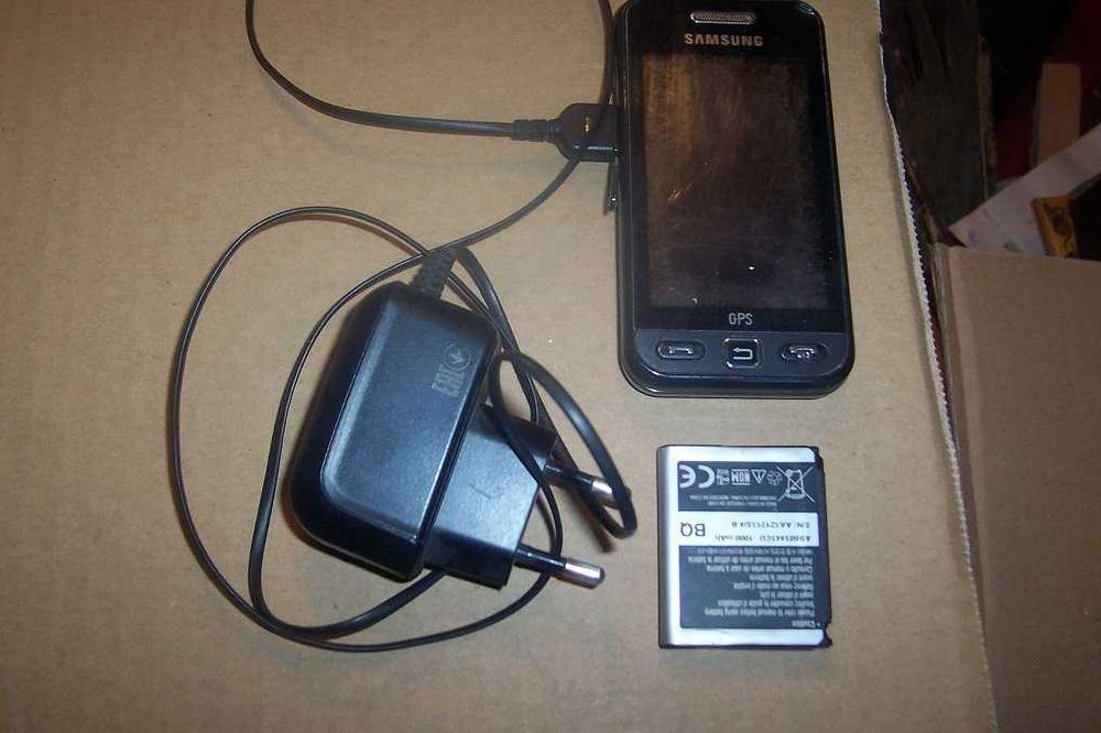 Telefon komórkowy Samsung ( ?) + ładowarka