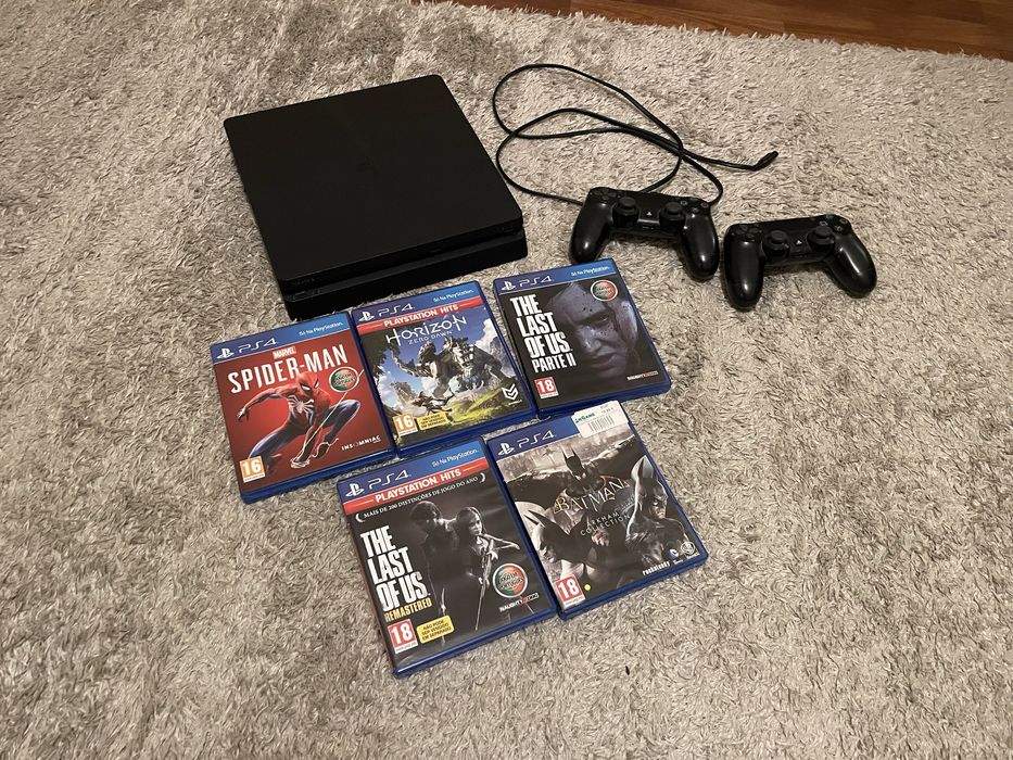 PS4 Slim (1TB) + 2 Comandos + 5 Jogos + Cabo Alimentação