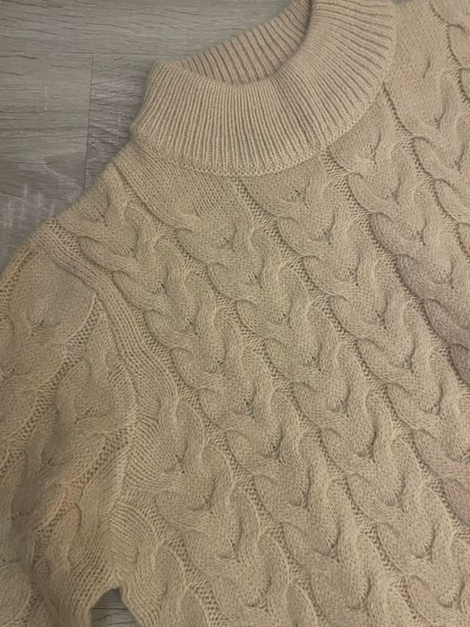 beżowy miły sweter