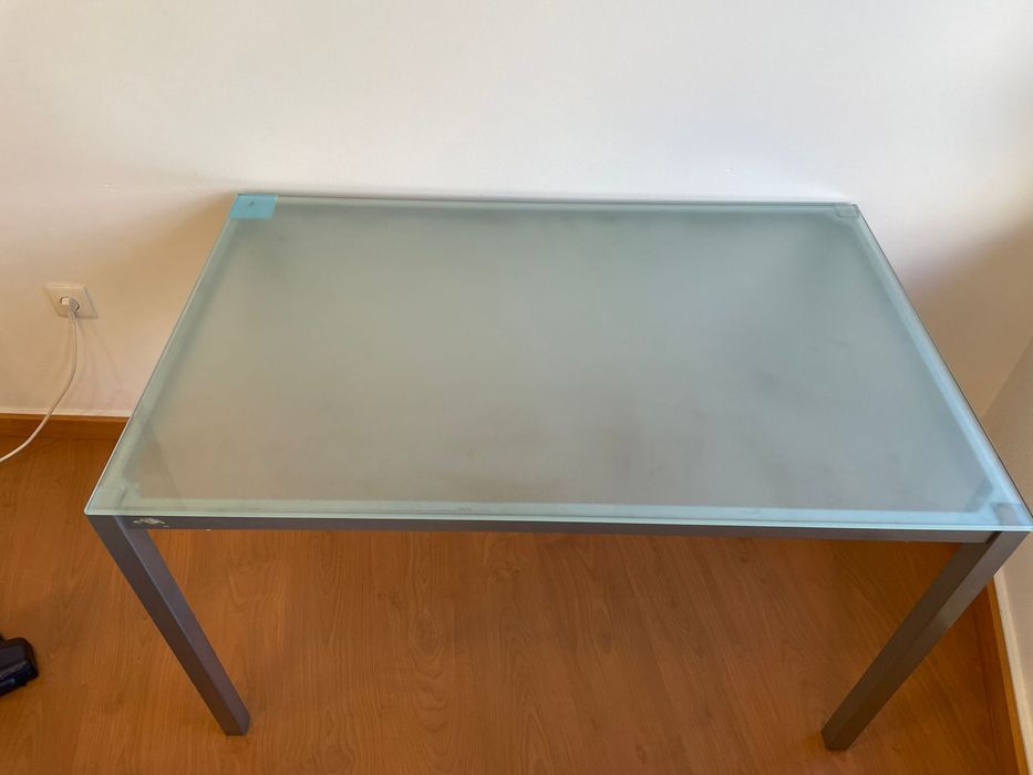 Mesa de cozinha com vidro fosco