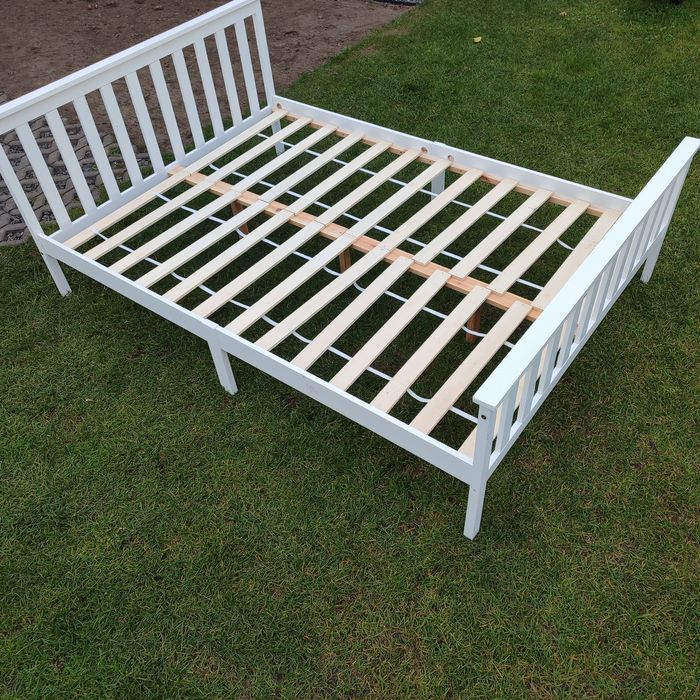 Łóżko drewniane białe