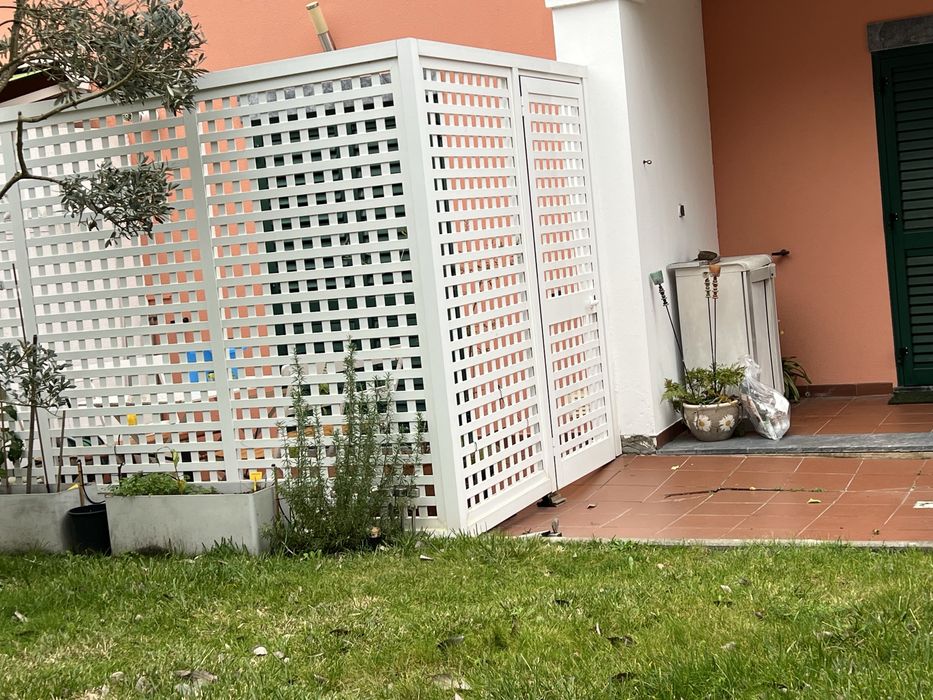 Estrutura branca com porta (Estendal)